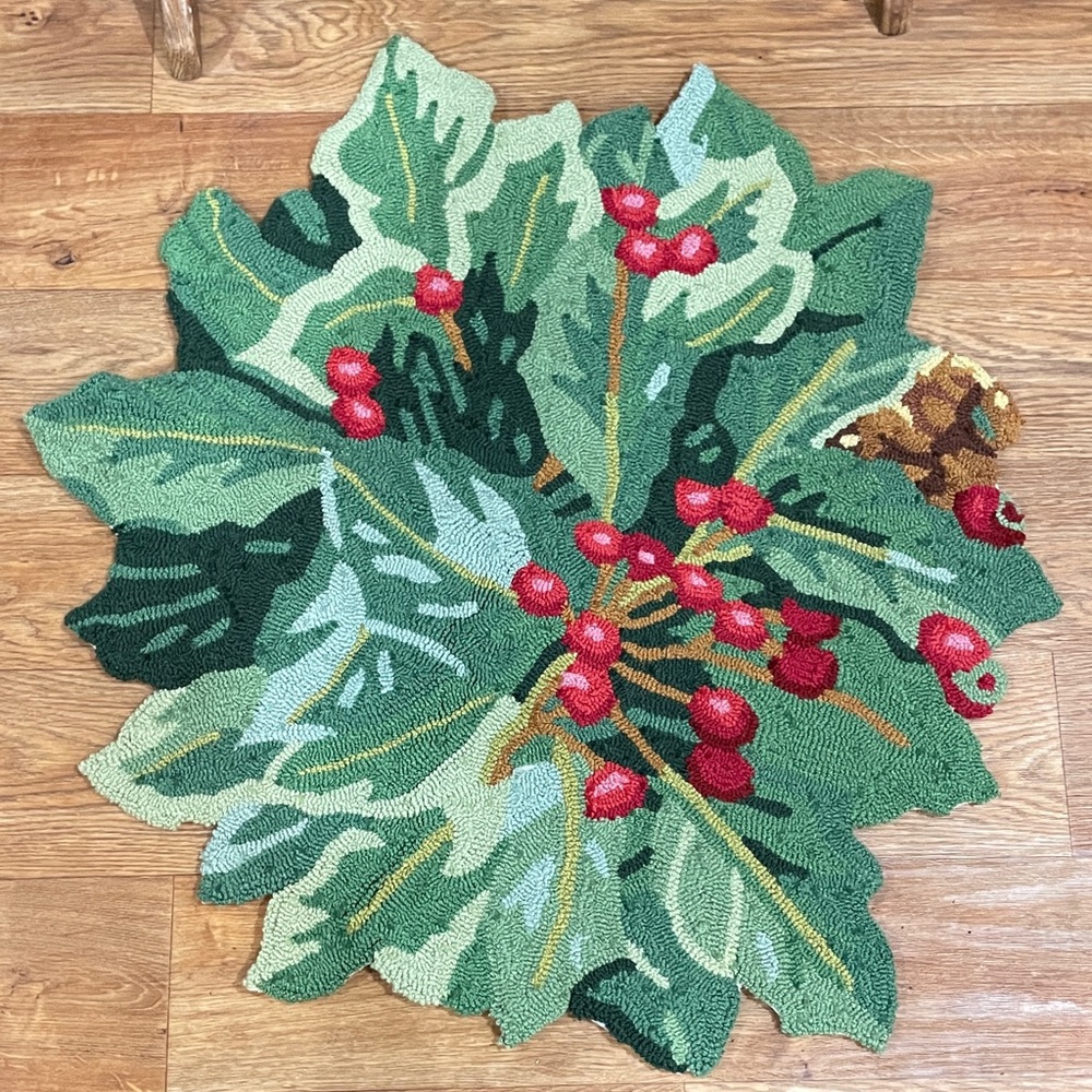 Mistletoe Holly Berry Shaped 30” Holiday Accent Rug